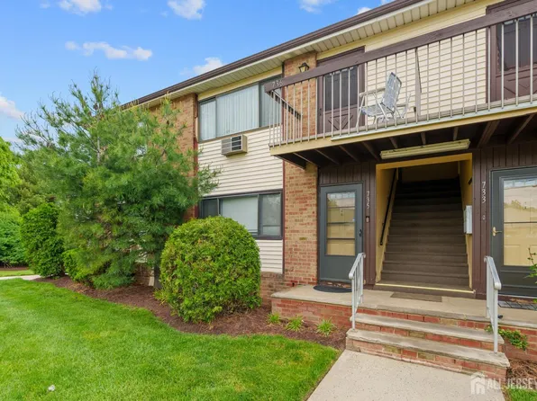 735 Cricket Ln, Woodbridge, NJ 07095