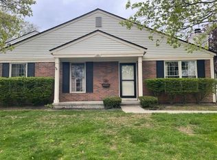 1581 Dover Hill Rd N, Walled Lake, MI 48390