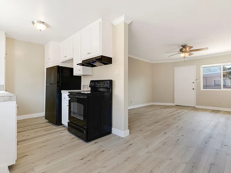 1690 E Hillcrest Dr — Photo 27
