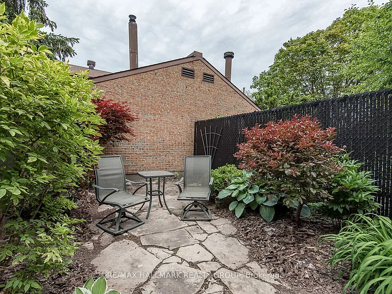 261 Bruyere St — Photo 43