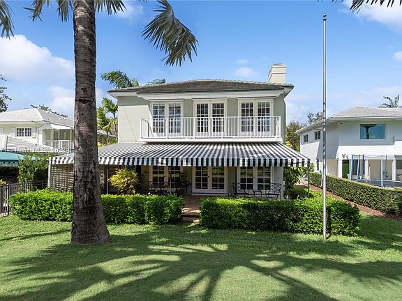 Back exterior faces Soutn