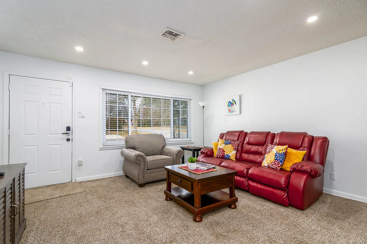 4 bed, 2.5 bath, 1500 sqft, $4,200 — Photo 3