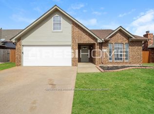 1201 NE 25th St, Moore, OK 73160