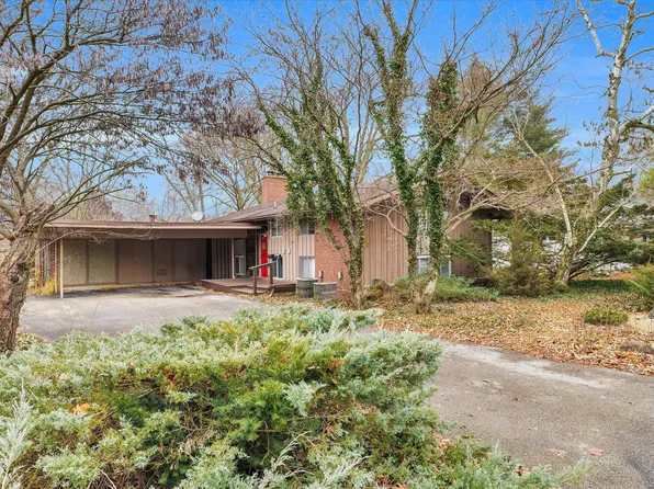102 W Mumford Dr, Urbana, IL 61801