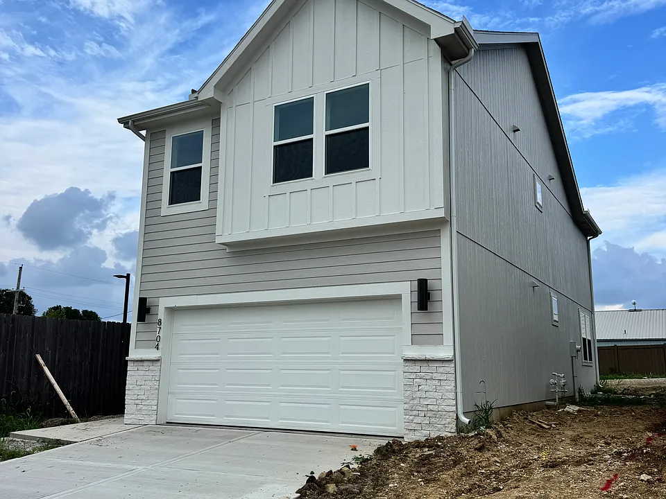 8704 SW Edgewater Dr
