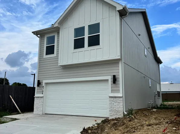 8704 SW Edgewater Dr, Blue Springs, MO 64064