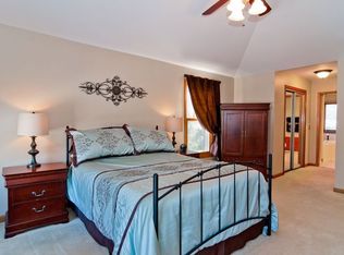 690 Red Maple Ln, Roselle, IL 60172