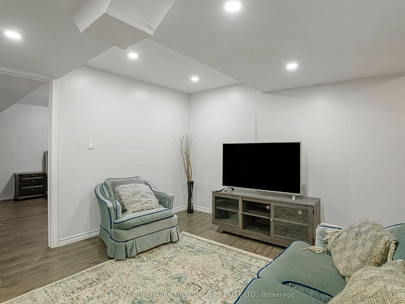2 bed, $1,900 — Photo 4
