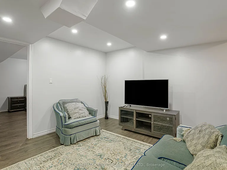 86 Seward Cres — Photo 4
