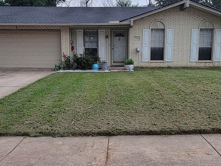 1922 Southstone Ln — Photo 1
