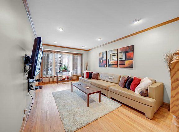 3rd image of 828 Dunlop Ave