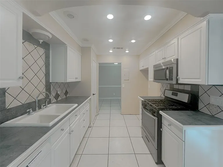 8627 N Normandale St — Photo 17