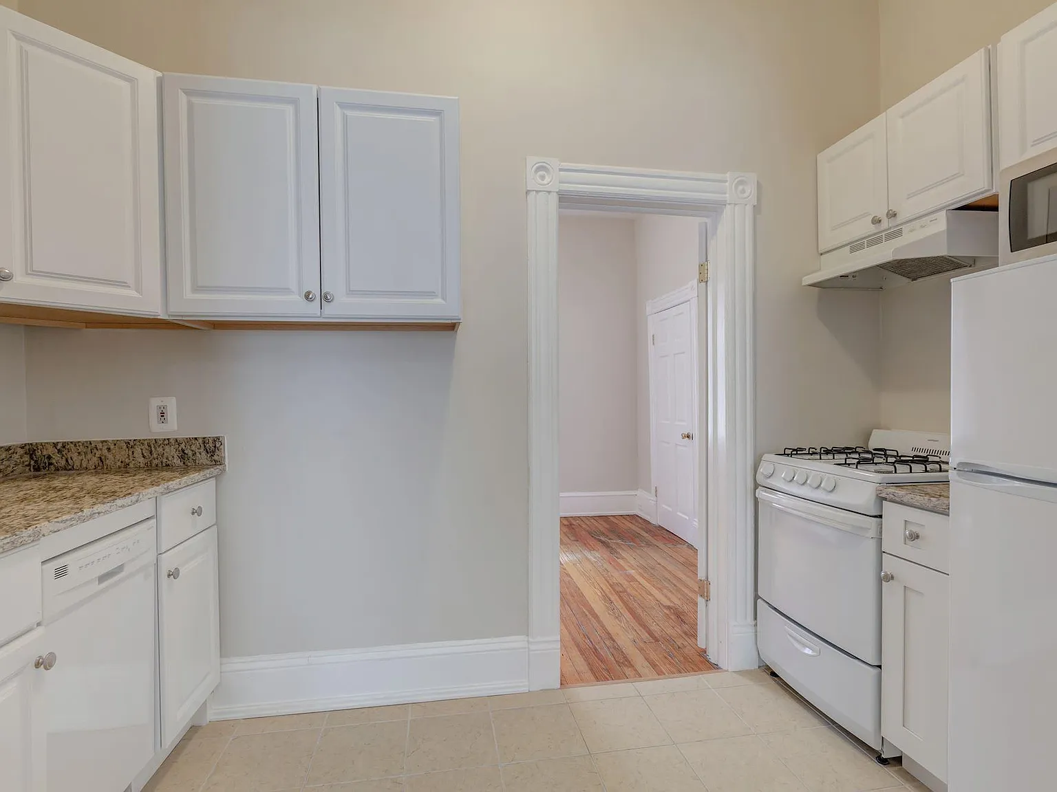 3 bed, 1000 sqft, $4,100 — Photo 4
