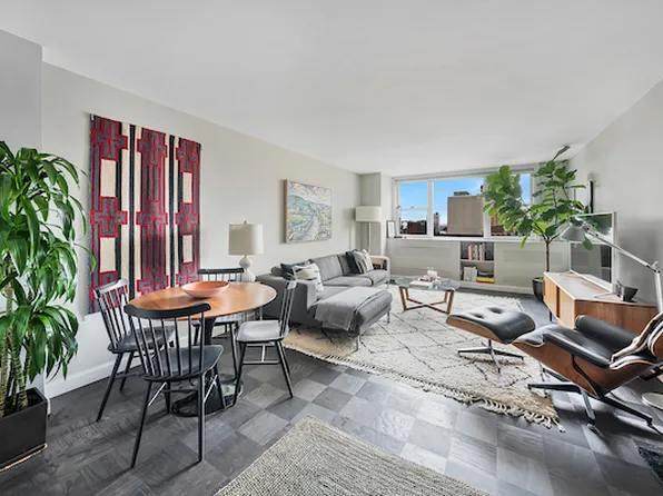 77 Seventh Avenue image 1 of 10