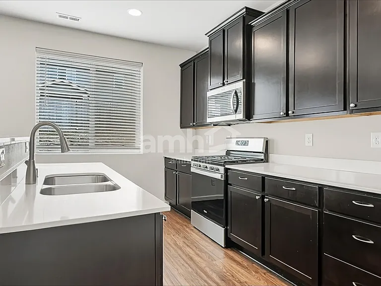 245 Iris Ln — Photo 3