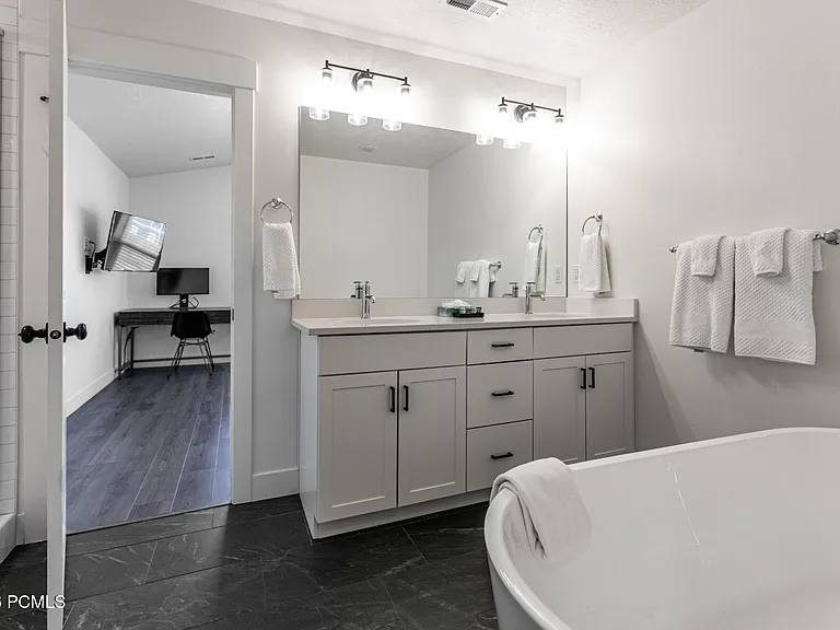 6885 Woods Rose Dr — Photo 18
