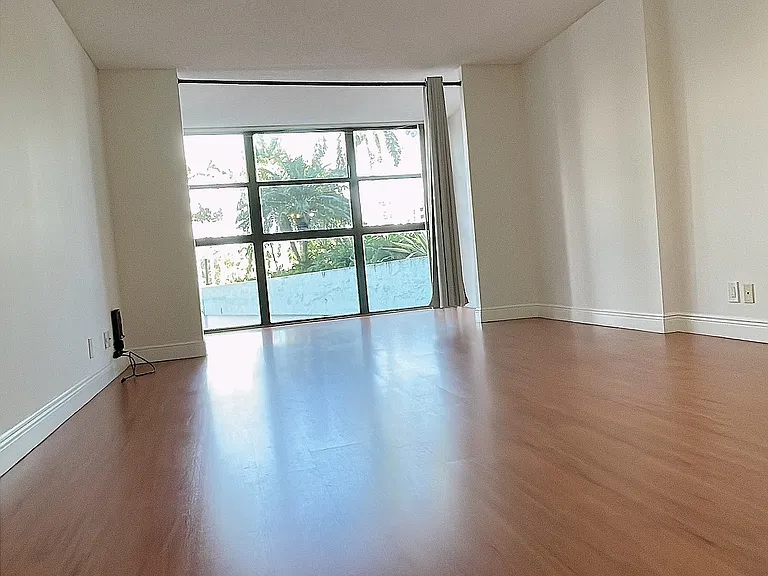 200 Leslie Dr #227 — Photo 1