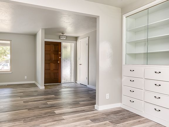 Dining Room & Entry