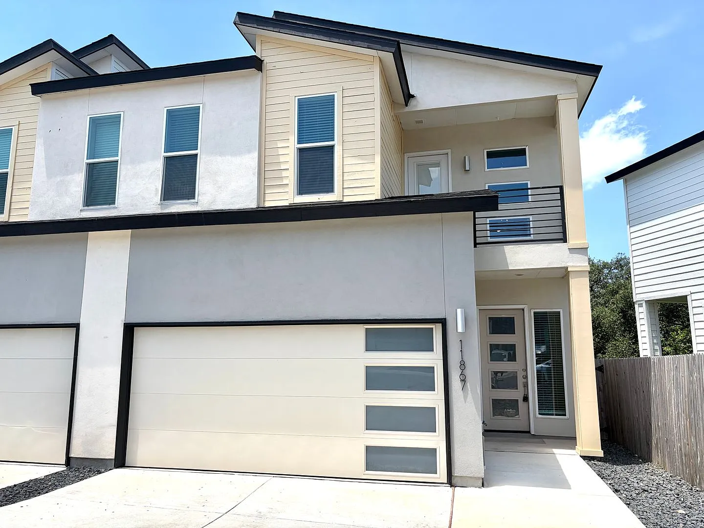 Luxury 3/2.5 Townhome — Photo 3