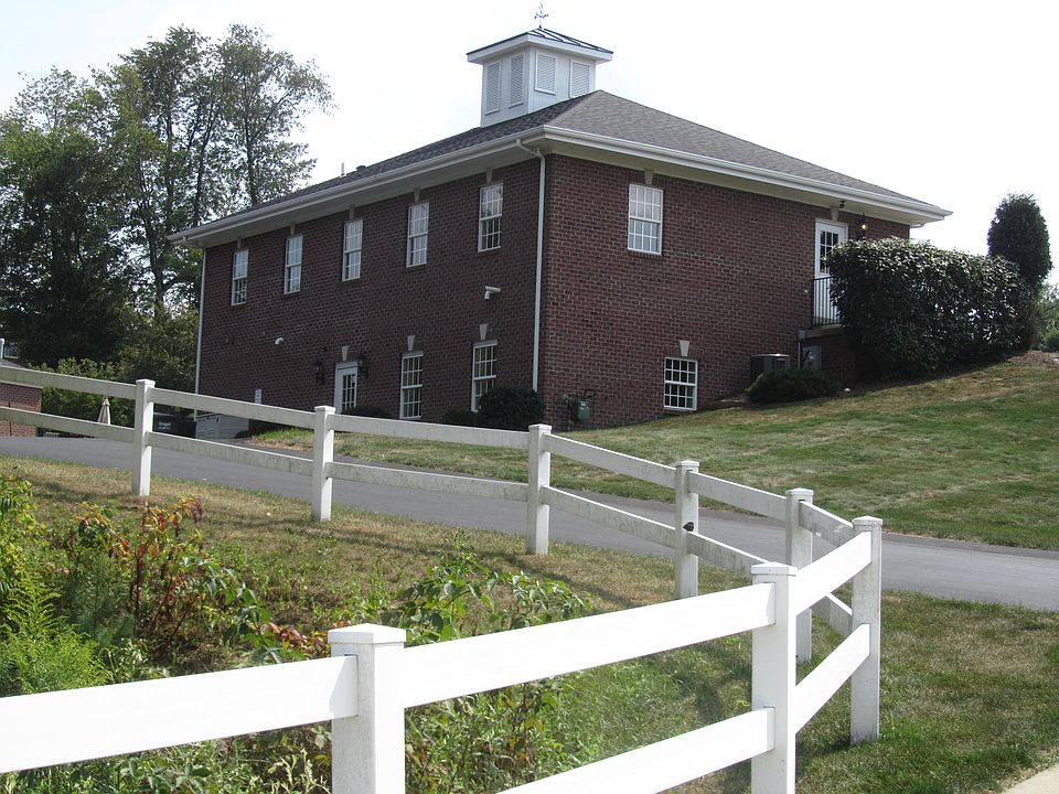 2nd image of 217 W Vanderbilt Dr