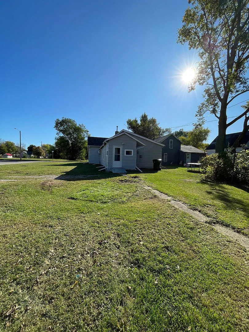 2 Bedroom/ 1 Bath Home! — Photo 2