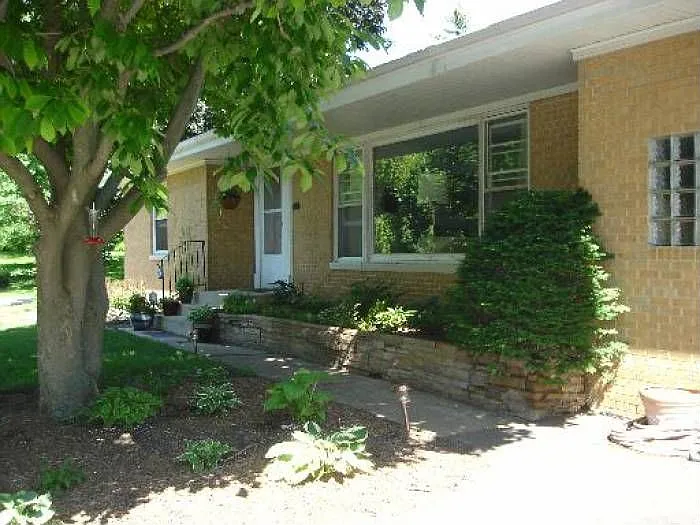 1115 Greenwood Rd photo 1