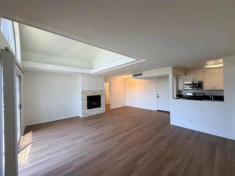 15111 Burbank Blvd — Photo 13