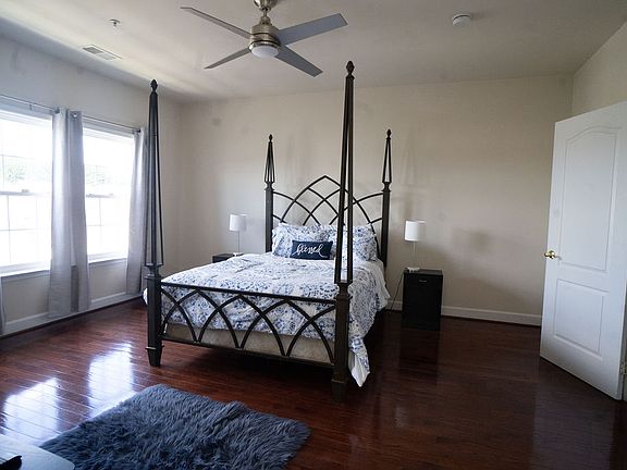 Primary Bedroom - Queen Size