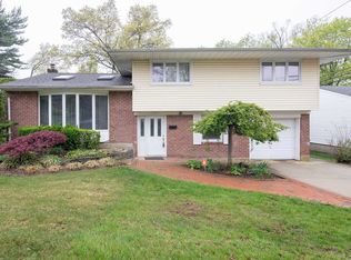 36 Gilbert Ln, Plainview, NY 11803