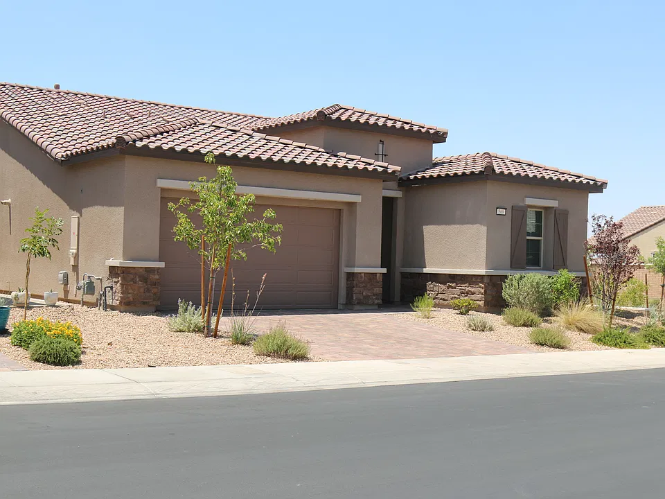 569 Comodo St