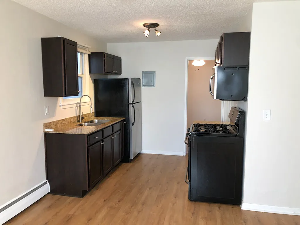 1427 Marshall St NE — Photo 3