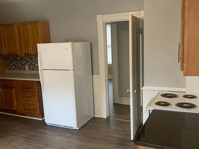 131 Lincoln St — Photo 2