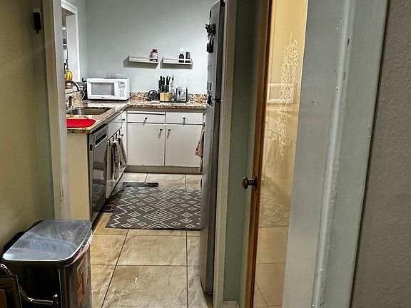 4th image of 932 Peninsula Ave APT 404