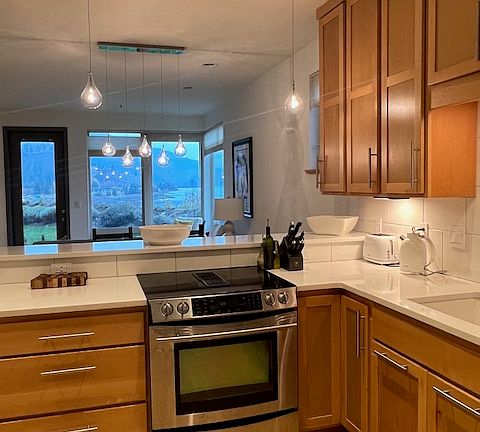 Full Kitche all appliances and dishes included, also a food pantry (not shown in pic)