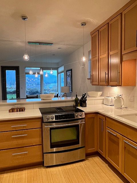 Full Kitche all appliances and dishes included, also a food pantry (not shown in pic)