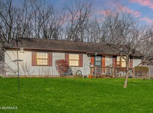 42 Pearl Dr, Howell, NJ 07731