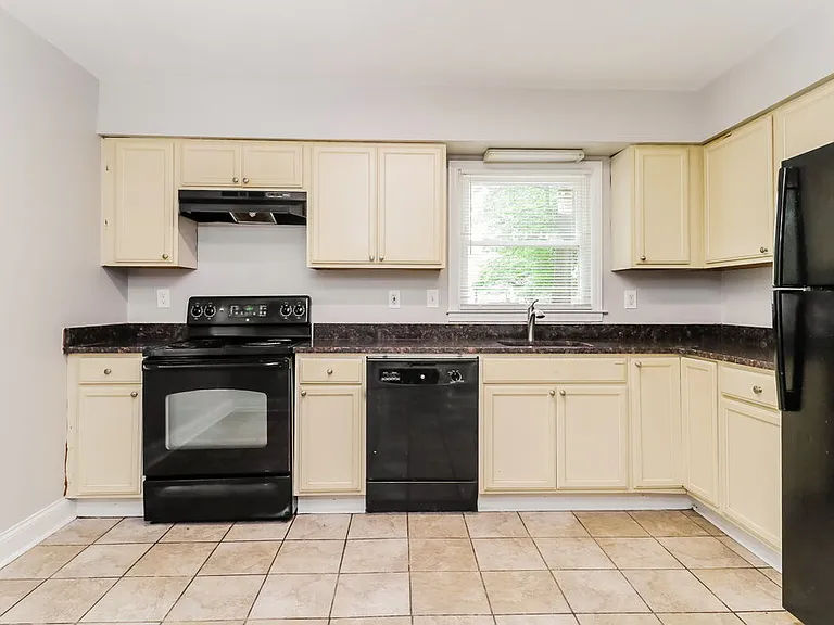 323 Huntsmoor Dr — Photo 8