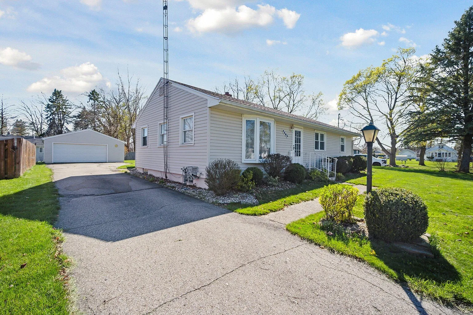 2505 Loraine St photo 1
