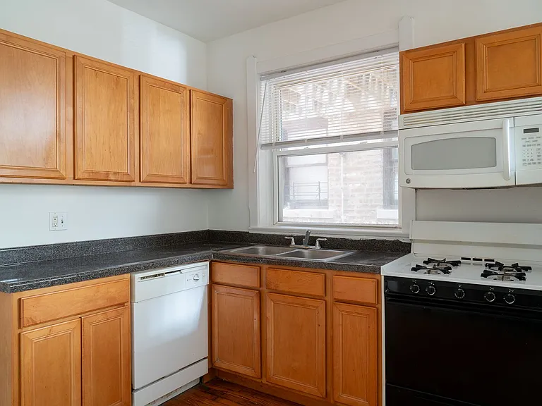 1945-1955 W Montrose Ave #4354-4356 — Photo 20