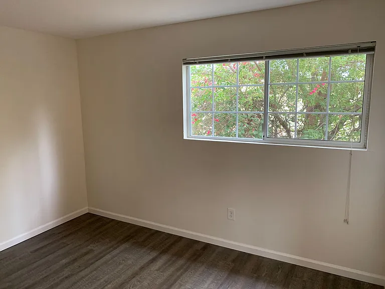 4700 Dexter Dr — Photo 34