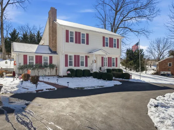 724 Spring St, Hurt, VA 24563