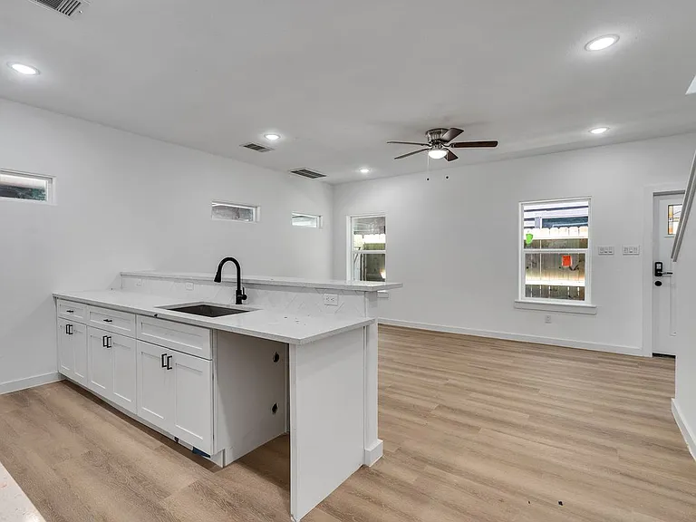 1052 N Lane St — Photo 11