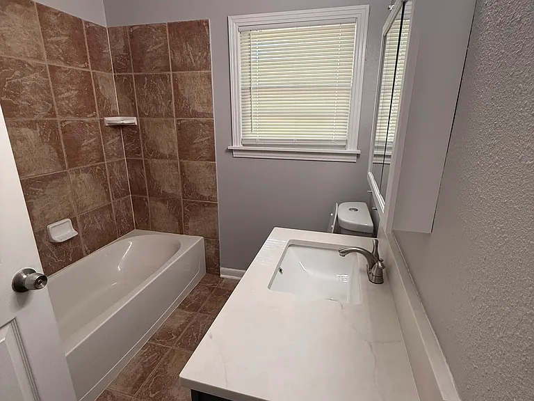 Guest Full Bathroom