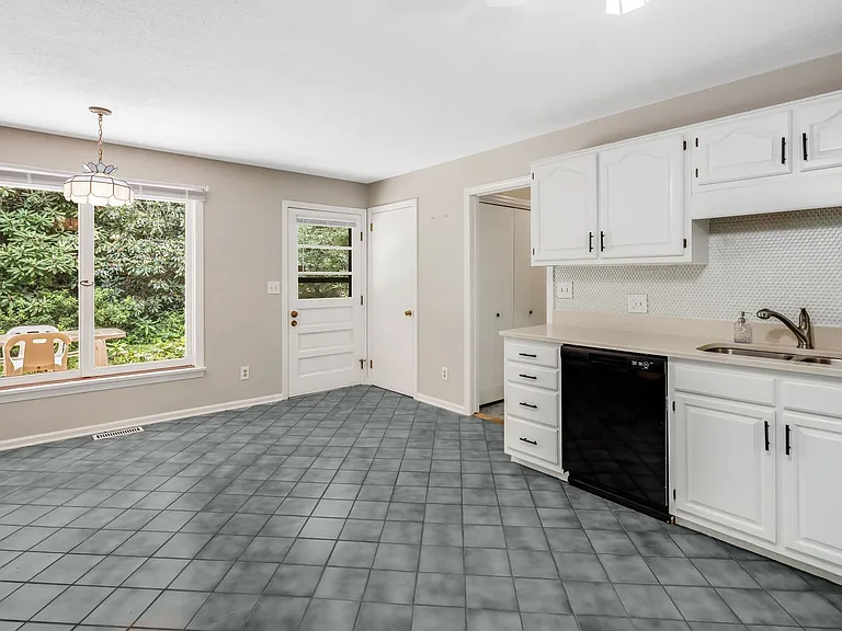 102 Arbor Ln — Photo 12