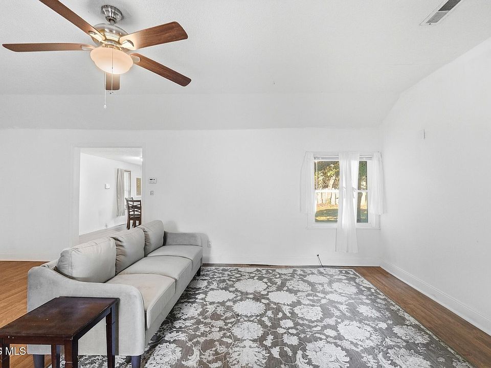 7th image of 1543 Travis Dr