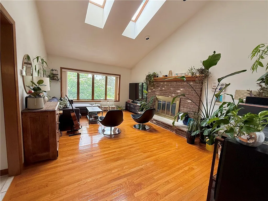 5 bed, 3.5 bath, 3764 sqft, $3,750 — Photo 2