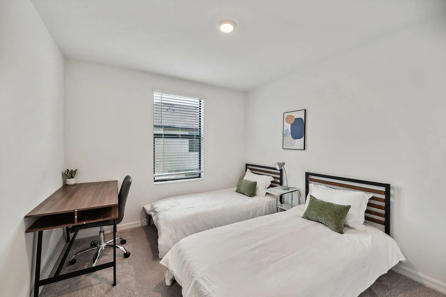 3 bed, 2.5 bath, 13906 sqft, $2,105 — Photo 3
