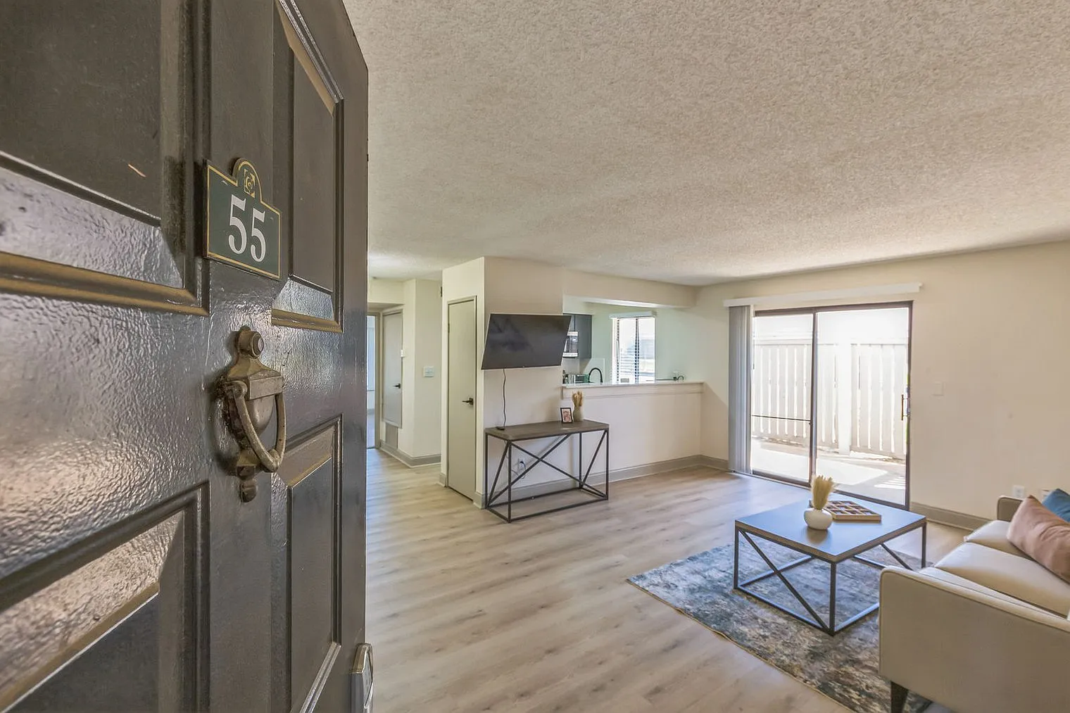 1 bed, 1.0 bath, 764 sqft, $1,916 — Photo 2