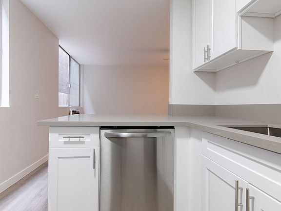 3rd image of 980 Menlo Ave #109