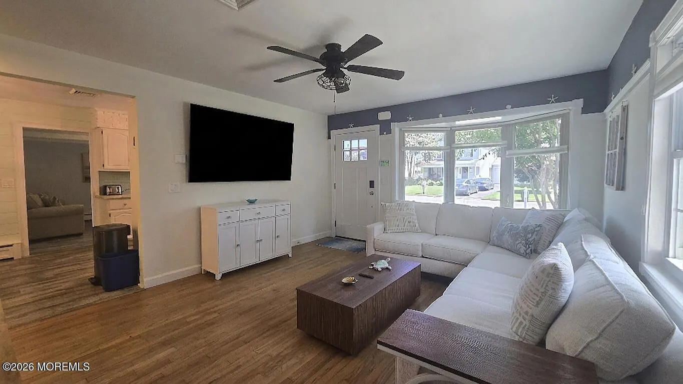 3 bed, 1296 sqft, $2,500 — Photo 3